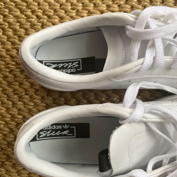 Women’s white sleek sneakers Adidas with gold details - Picture 7 of 9